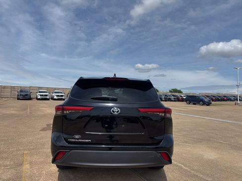 Used 2022 Toyota Highlander L FWD image 15