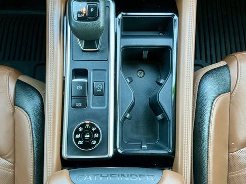 Used 2023 Nissan Pathfinder Platinum w/ Black Appearance Package image 39