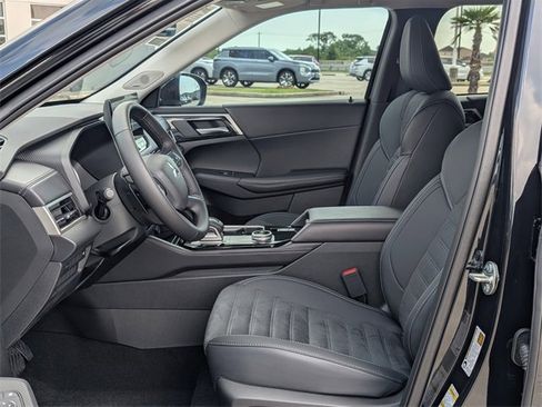 New 2025 Mitsubishi Outlander SE image 12