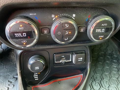 Used 2015 Jeep Renegade Limited AWD/4WD image 16