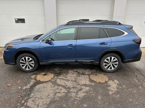 Used 2022 Subaru Outback Premium image 3