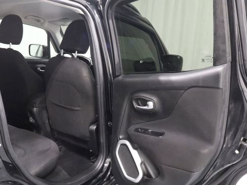 Used 2018 Jeep Renegade Latitude AWD/4WD image 18