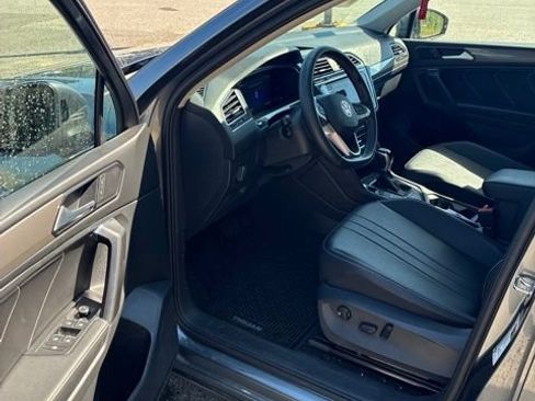 Used 2023 Volkswagen Tiguan SE AWD/4WD image 3