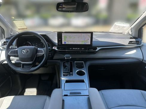 Used 2025 Toyota Sienna XLE w/ XLE Plus Package image 3