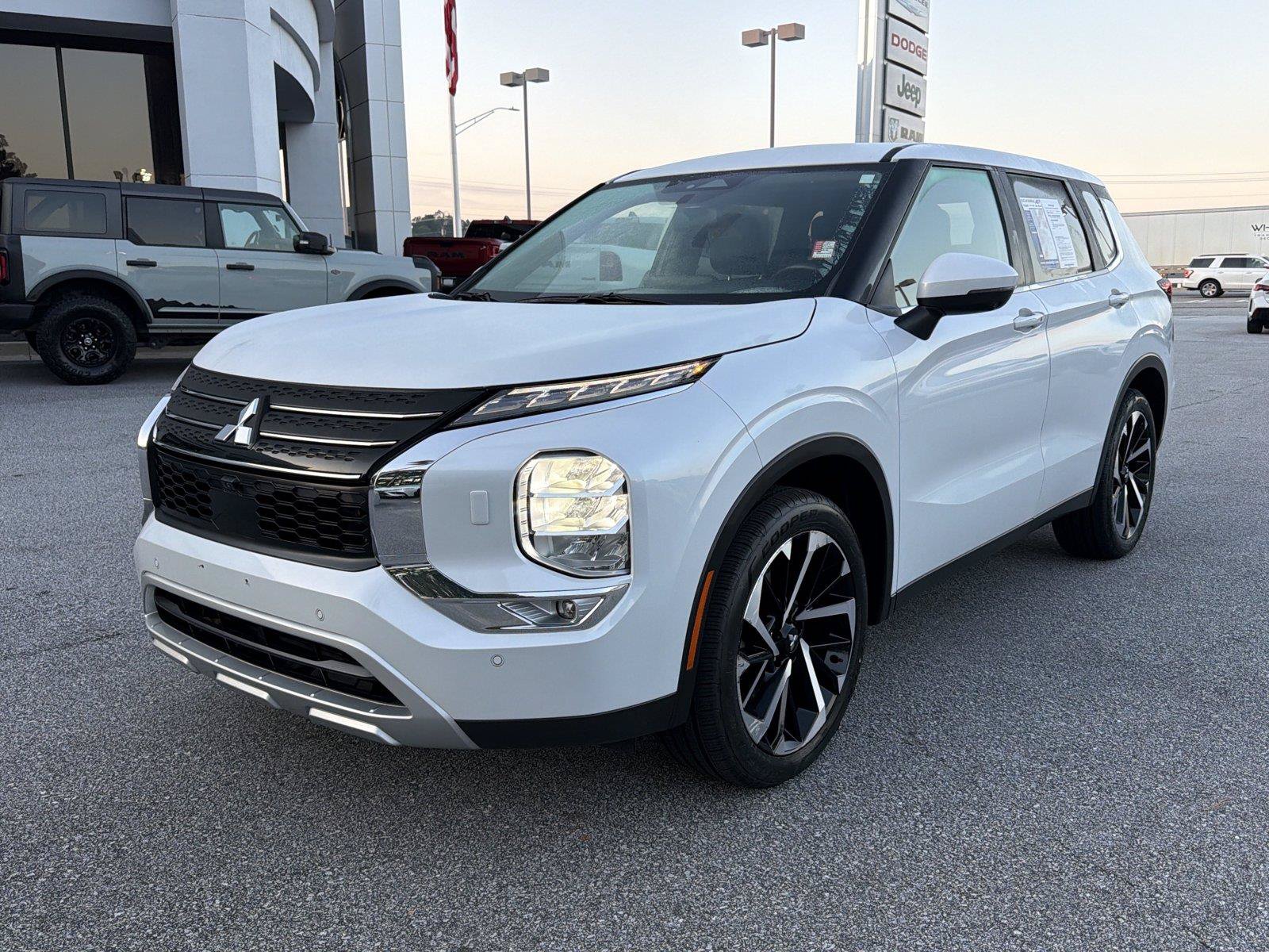 Used 2024 Mitsubishi Outlander SE AWD/4WD image 2