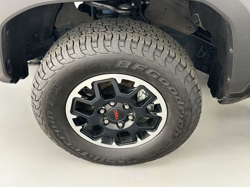 Used 2025 Toyota Tacoma TRD Off-Road image 11