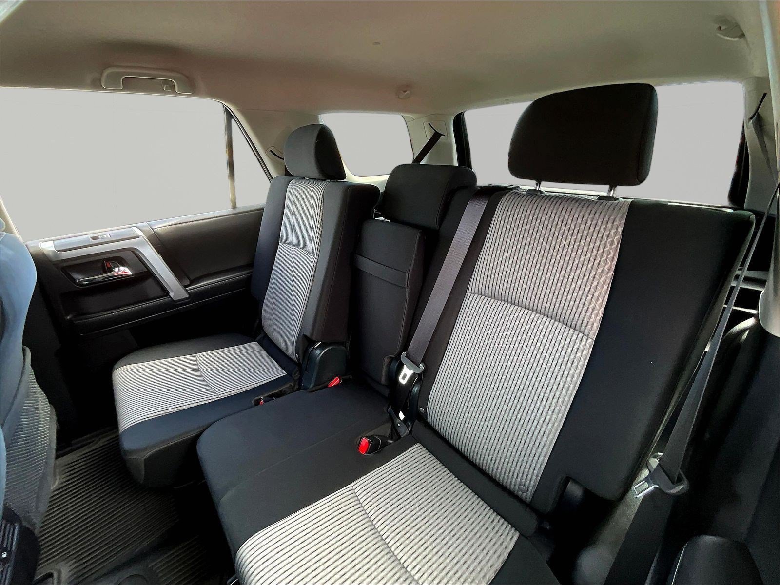 Used 2020 Toyota 4Runner SR5 AWD/4WD image 22