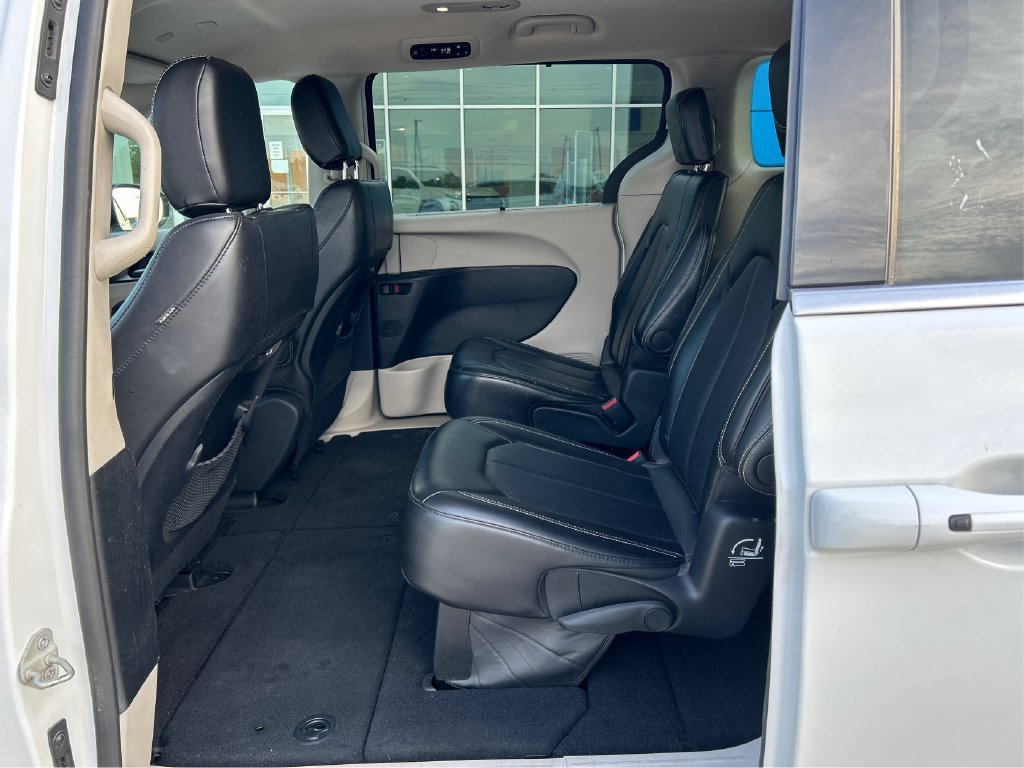 Used 2024 Chrysler Pacifica Touring-L FWD image 10