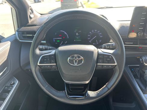 Used 2021 Toyota Sienna XSE w/ XSE Plus Package FWD image 18
