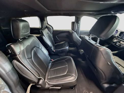 Used 2025 Chrysler Pacifica Limited FWD image 29