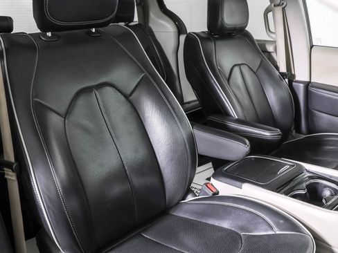 Used 2023 Chrysler Pacifica Limited image 45