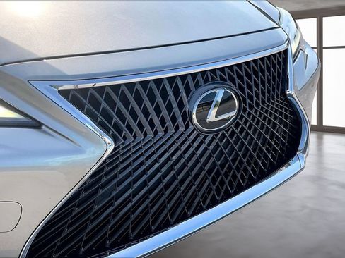 Used 2022 Lexus LS 500 w/ Accessory Package (Z2) RWD image 31