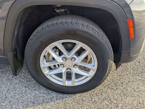 Used 2025 Jeep Grand Cherokee Laredo X RWD image 11