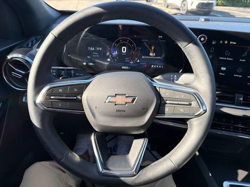Used 2025 Chevrolet Equinox LT FWD image 13