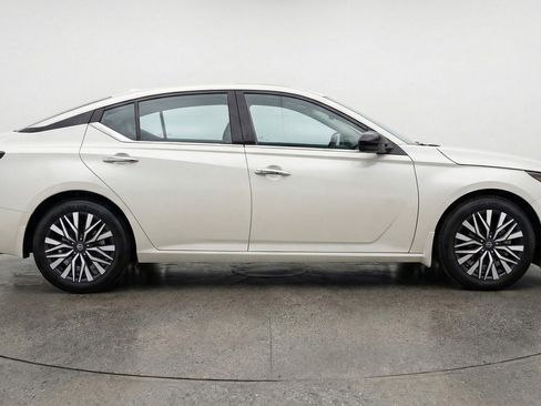 Used 2025 Nissan Altima 2.5 SV image 11