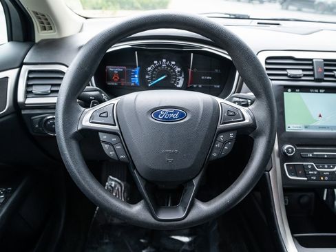 Used 2017 Ford Fusion SE w/ Fusion SE Technology Package image 21