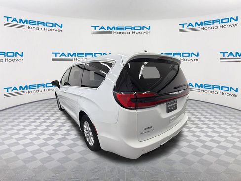 Used 2023 Chrysler Pacifica Touring-L FWD image 3