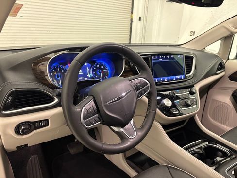 Used 2023 Chrysler Pacifica Limited FWD image 2