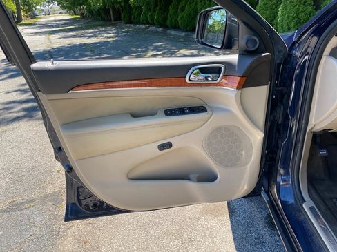 Used 2012 Jeep Grand Cherokee Overland AWD/4WD image 11