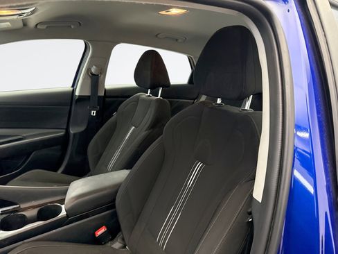 Used 2024 Hyundai Elantra Blue image 9