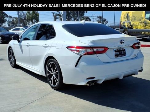 Used 2020 Toyota Camry SE w/ Sunroof Package FWD image 22