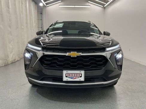 Used 2025 Chevrolet Trax LT w/ LT Convenience Package FWD image 3