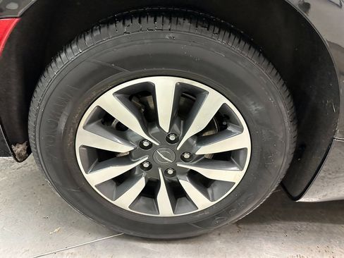 Certified 2023 Chrysler Pacifica Touring-L image 31