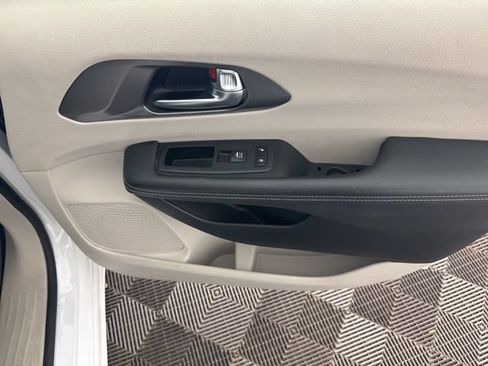 Used 2023 Chrysler Pacifica Touring-L FWD image 24