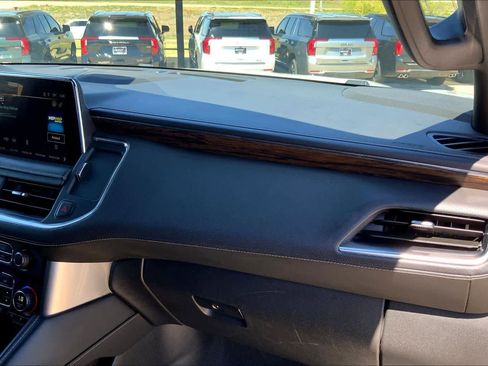 Used 2023 Chevrolet Suburban Premier image 18