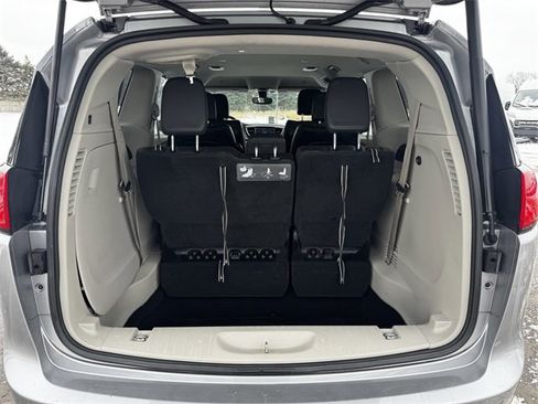 Certified 2019 Chrysler Pacifica Touring-L image 18