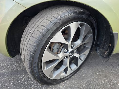 Used 2013 Kia Soul ! w/ Premium Pkg image 14