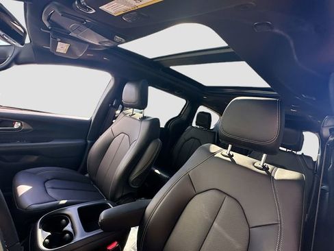 New 2026 Chrysler Pacifica Select image 23