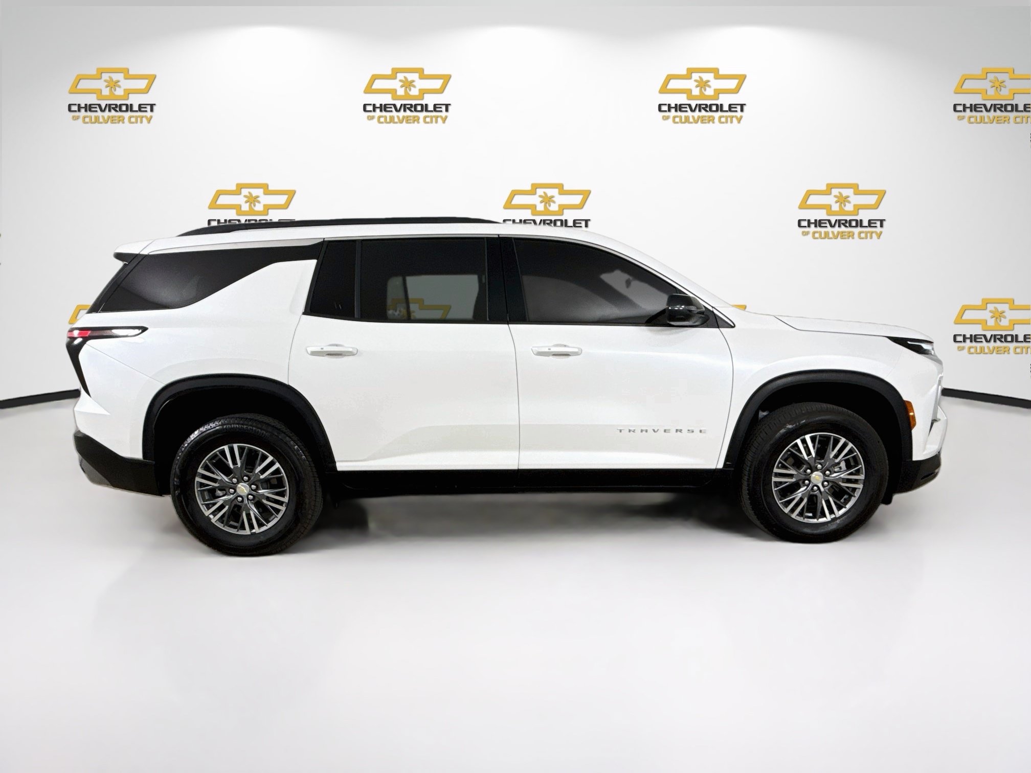 Used 2025 Chevrolet Traverse LT FWD image 9