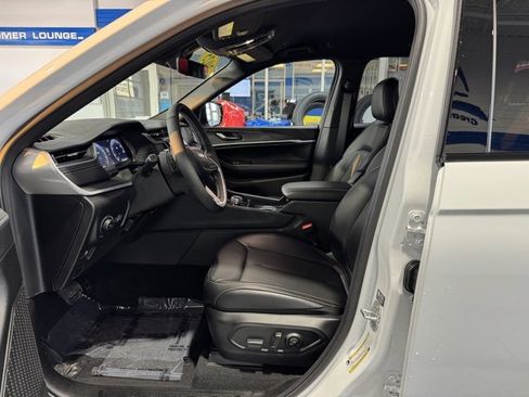 Used 2025 Jeep Grand Cherokee Limited image 6