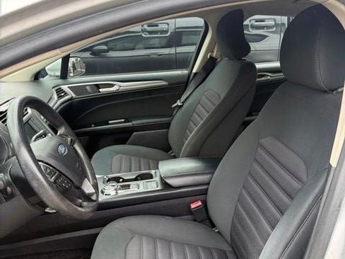 Used 2017 Ford Fusion SE FWD image 7