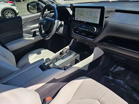 Used 2025 Toyota Grand Highlander AWD Hybrid image 11