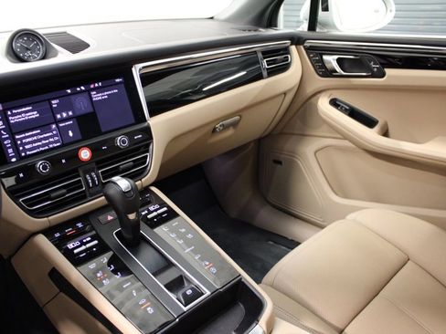 Certified 2026 Porsche Macan AWD/4WD image 28