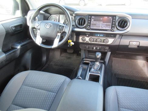 Used 2021 Toyota Tacoma SR5 AWD/4WD image 12