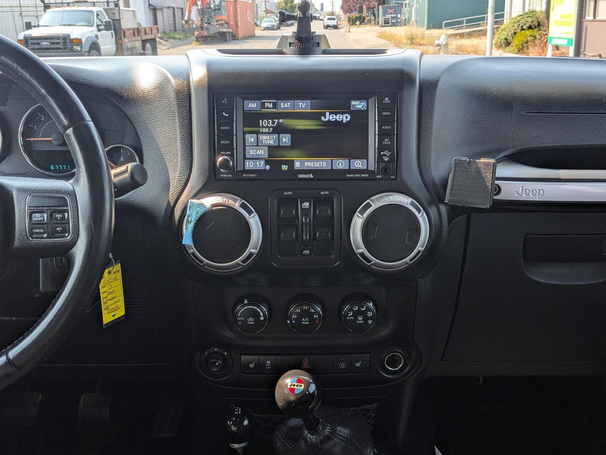 Used 2013 Jeep Wrangler Unlimited Rubicon w/ Connectivity Group AWD/4WD image 10