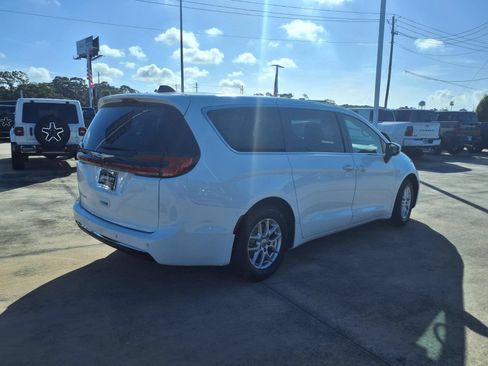 Used 2023 Chrysler Pacifica Touring-L FWD image 2