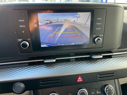 Used 2023 Kia Carnival LX image 17