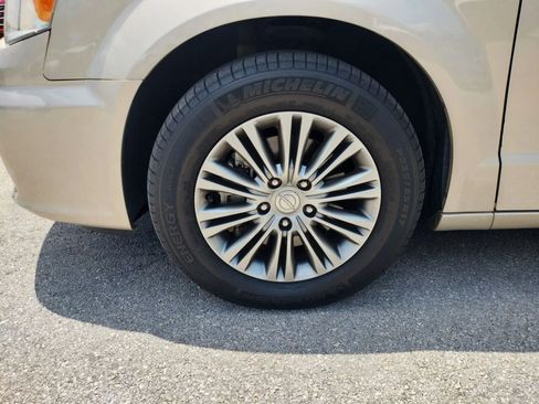 Used 2014 Chrysler Town & Country Touring-L w/ Driver Convenience Group FWD image 30