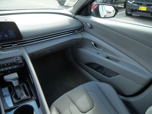 Used 2025 Hyundai Elantra SEL FWD image 11