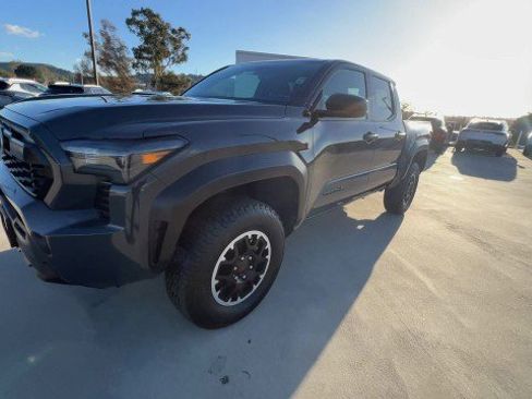 Used 2025 Toyota Tacoma TRD Off-Road image 4