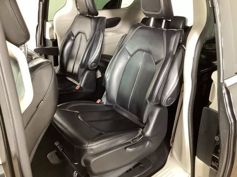 Used 2023 Chrysler Pacifica Touring-L FWD image 21
