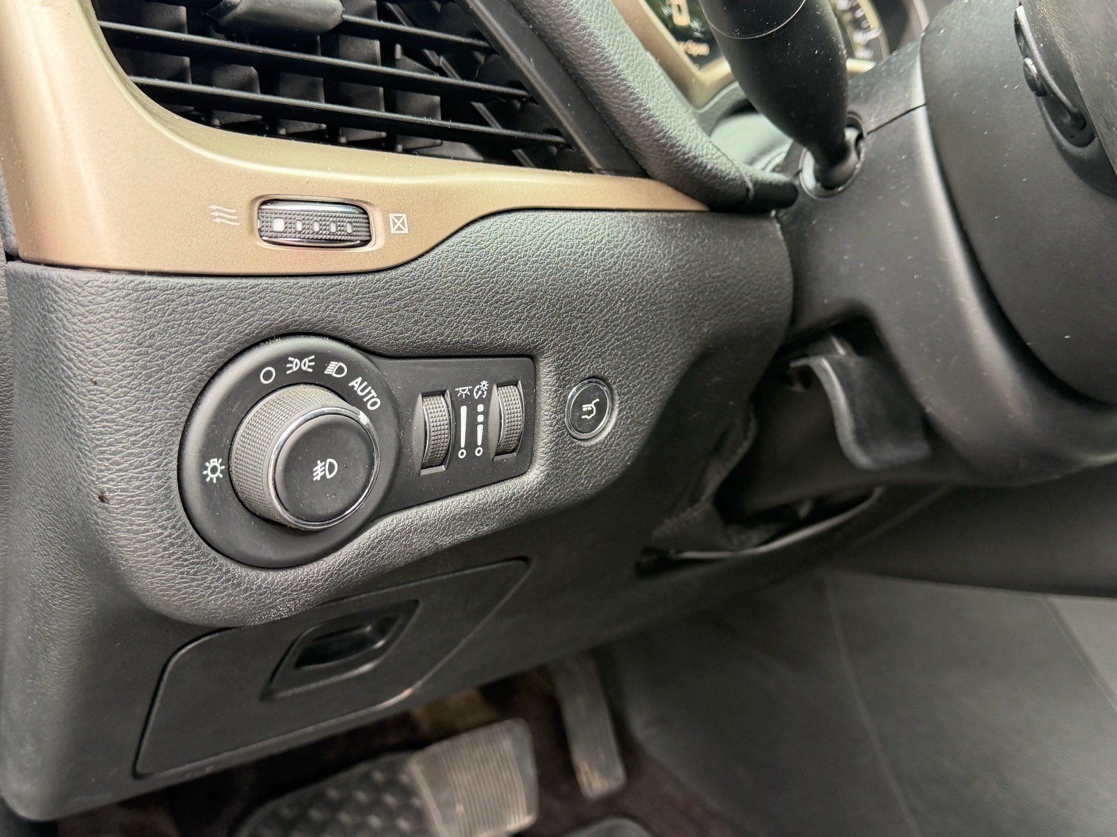 Used 2016 Jeep Cherokee 75th Anniversary FWD image 26