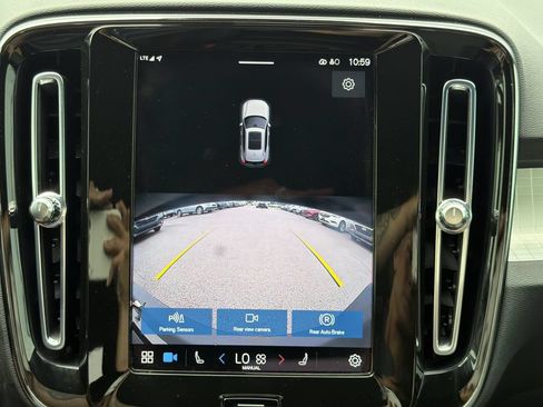 Used 2023 Volvo XC40 B5 Core AWD/4WD image 29