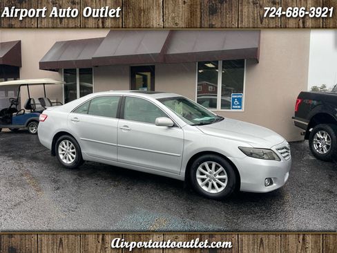 Used 2010 Toyota Camry XLE image 1