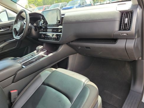 Used 2024 Nissan Pathfinder SL w/ Black Appearance Package FWD image 15