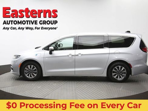 Used 2023 Chrysler Pacifica Touring-L FWD image 62